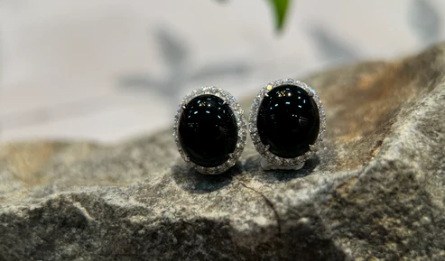 Discover the Elegance of Shuang Huang’s Omphacite Oval Cabochon Earrings: Where Luxury Meets Timeless Beauty?