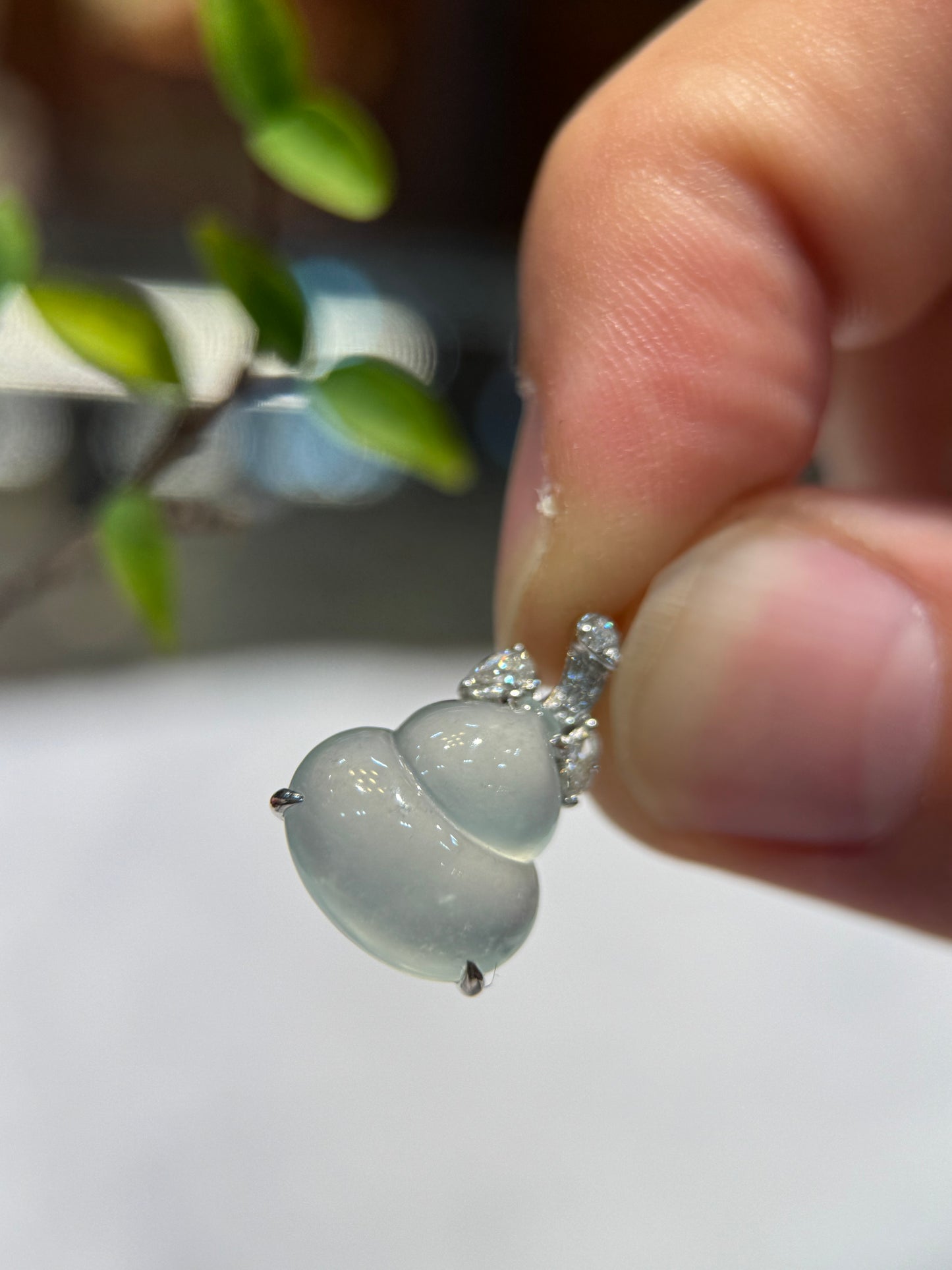 Icy Gourd (Hu Lu) Pendant (P144)