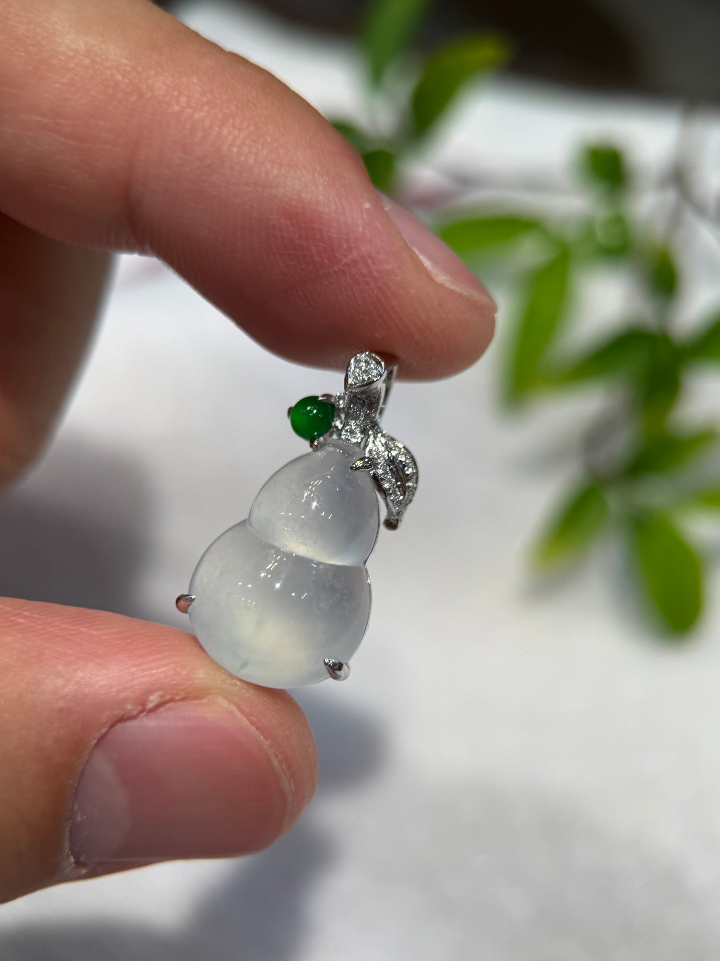 Icy Gourd (Hu Lu) Pendant (P149)