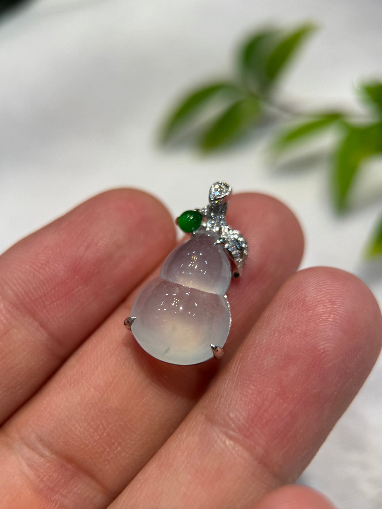 Icy Gourd (Hu Lu) Pendant (P149)