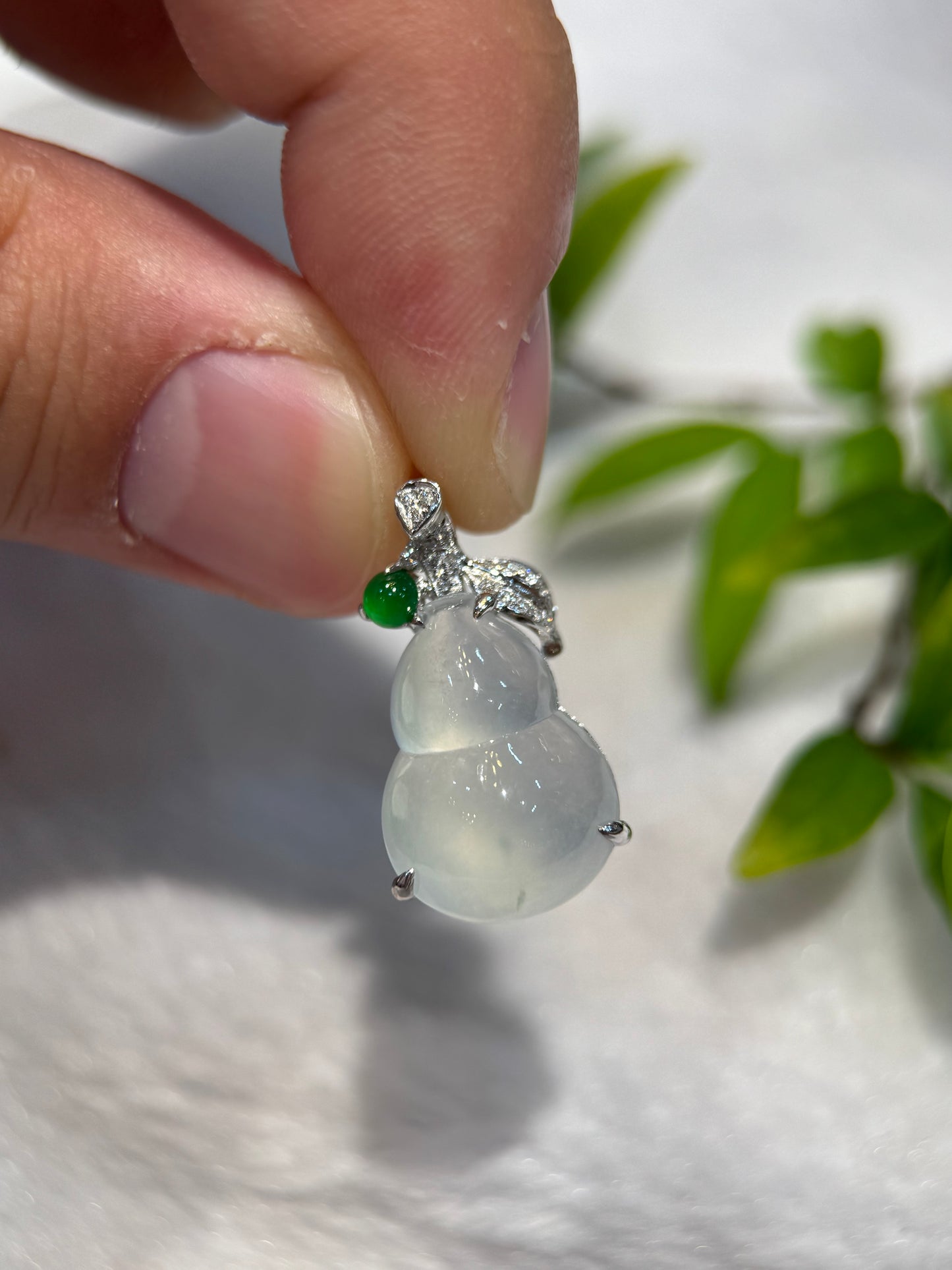 Icy Gourd (Hu Lu) Pendant (P149)
