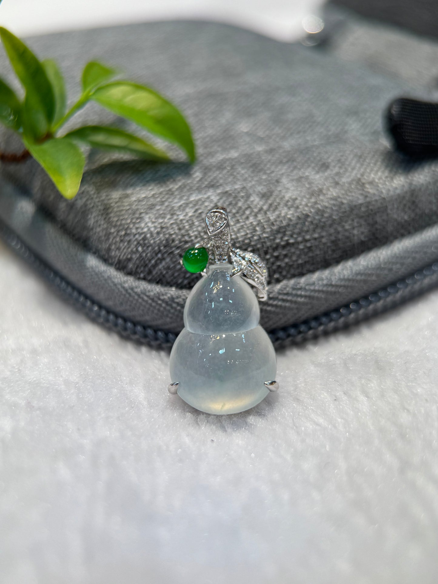 Icy Gourd (Hu Lu) Pendant (P149)
