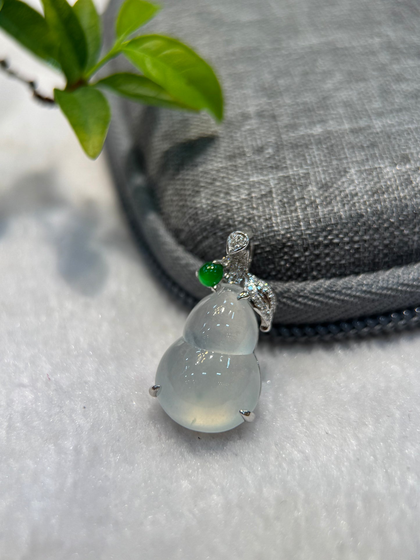 Icy Gourd (Hu Lu) Pendant (P149)
