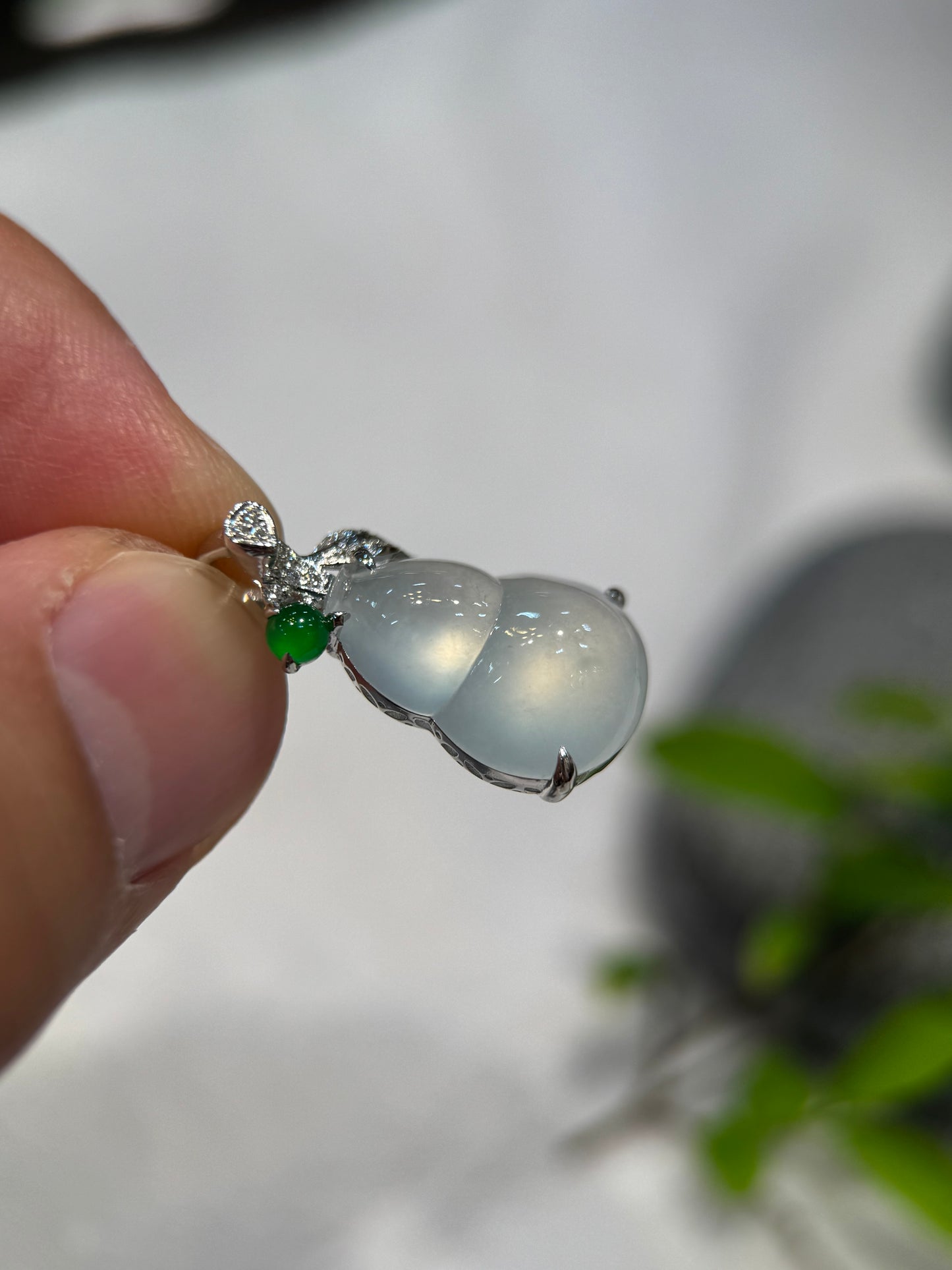 Icy Gourd (Hu Lu) Pendant (P149)