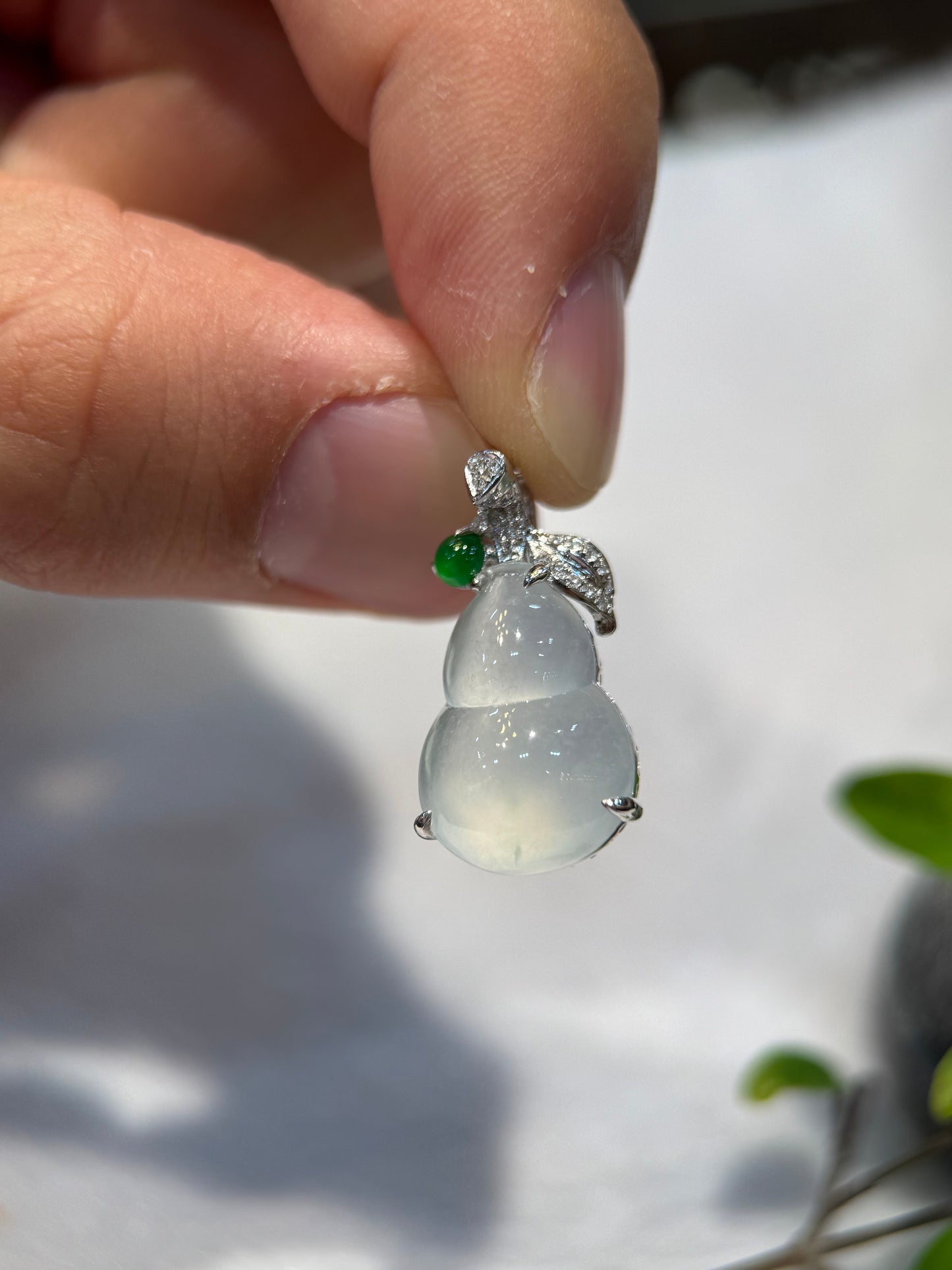 Icy Gourd (Hu Lu) Pendant (P149)
