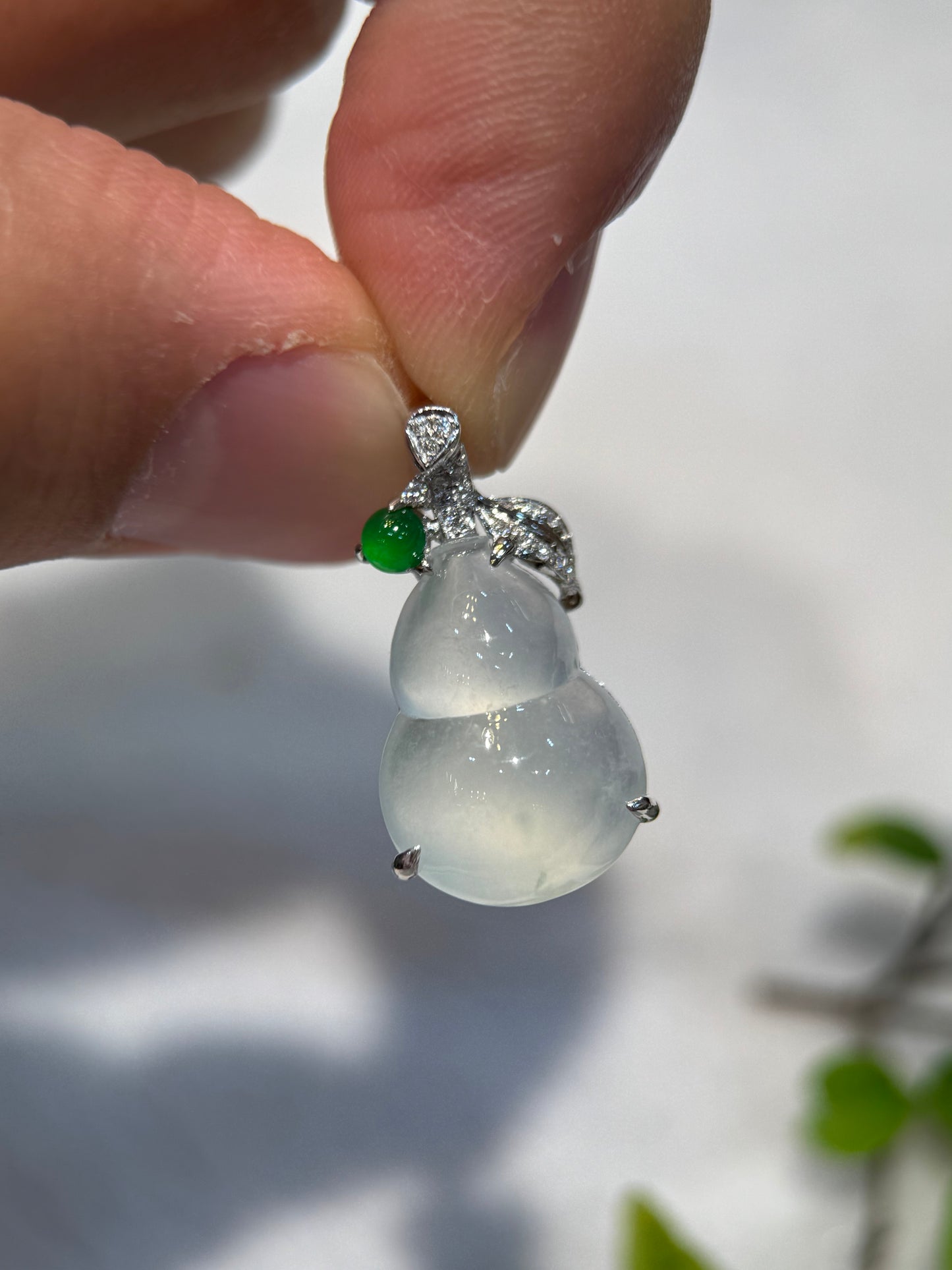 Icy Gourd (Hu Lu) Pendant (P149)