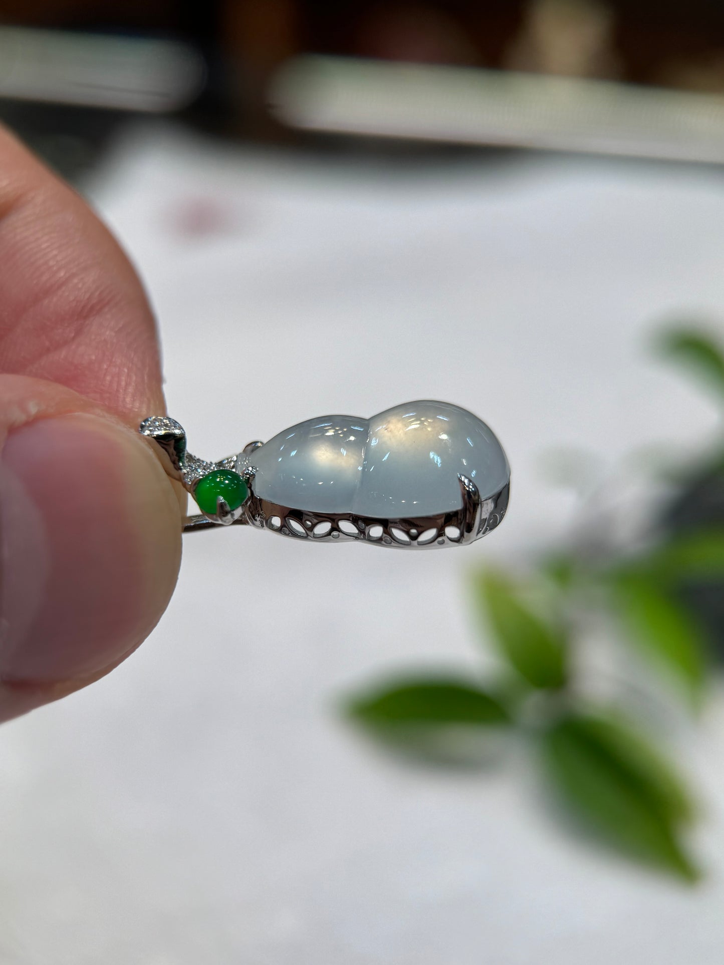 Icy Gourd (Hu Lu) Pendant (P149)