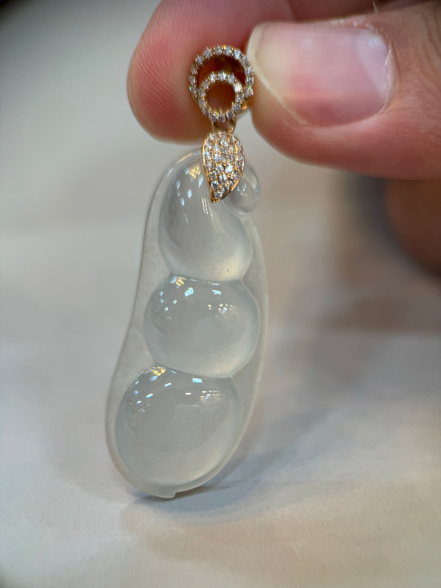 Highly translucent Peapod Pendant (P113)