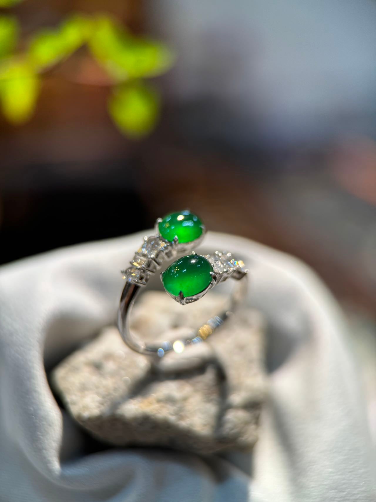 Green Cabochon Jade Ring (R117)