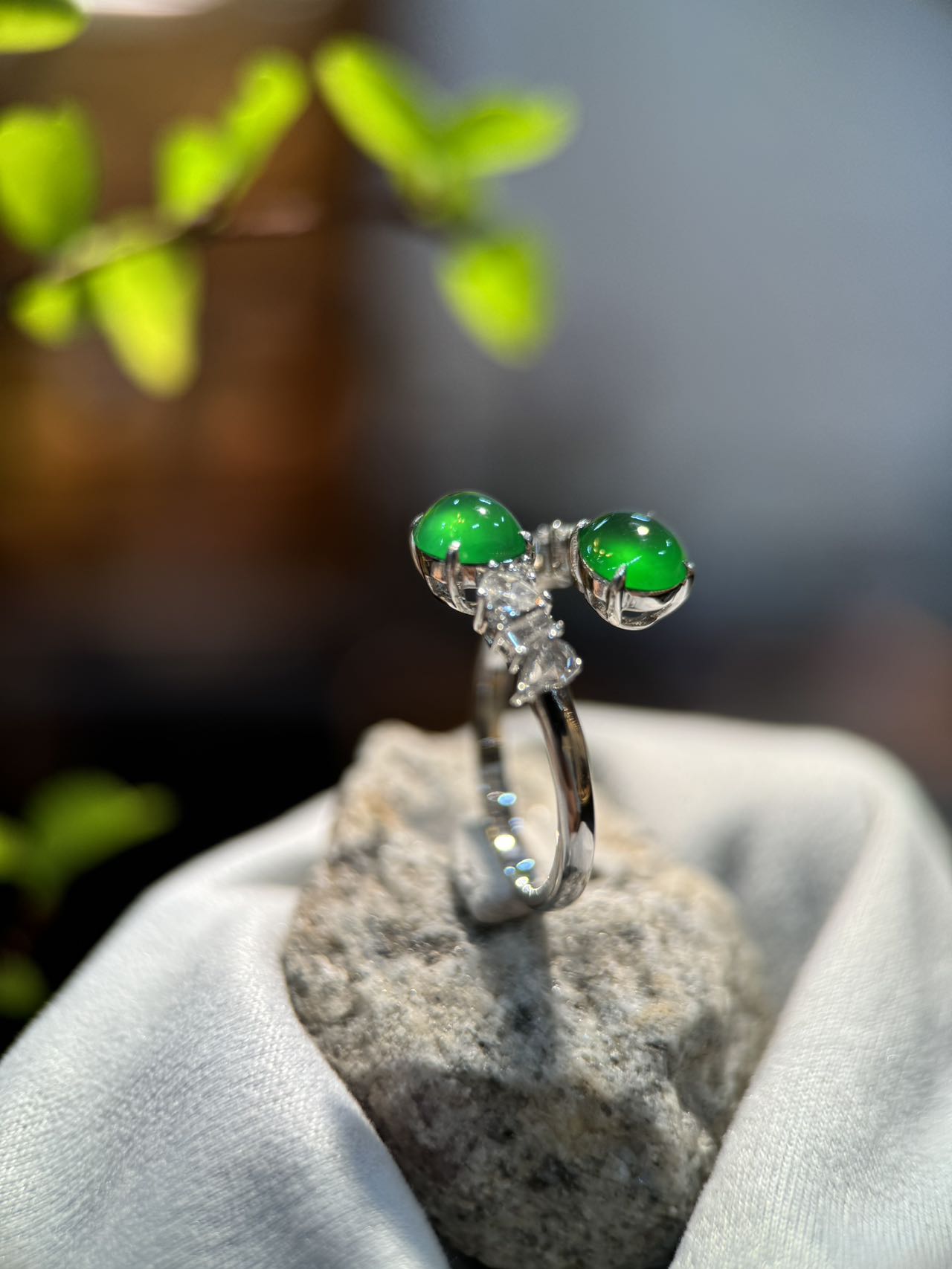Green Cabochon Jade Ring (R117)