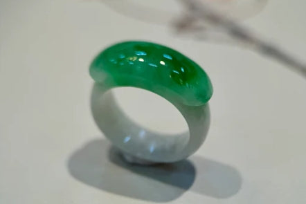 Shuanghuang Green Saddle Jade Ring (R101): A Masterpiece of Timeless Elegance