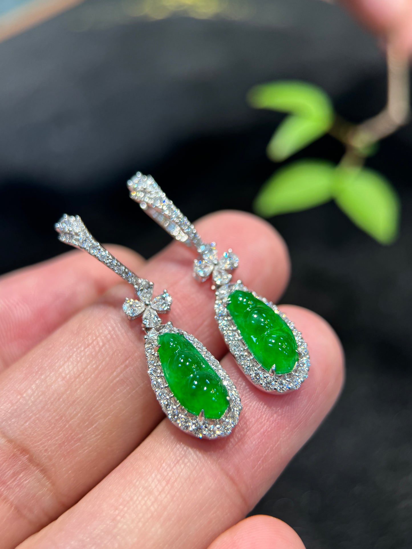 Vivid Green Pea Pod Earring (E345)
