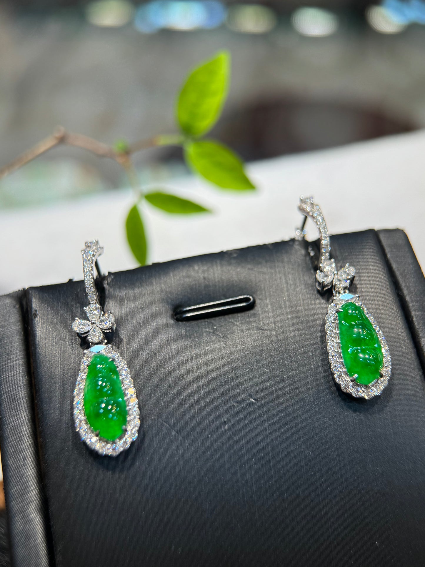 Vivid Green Pea Pod Earring (E345)