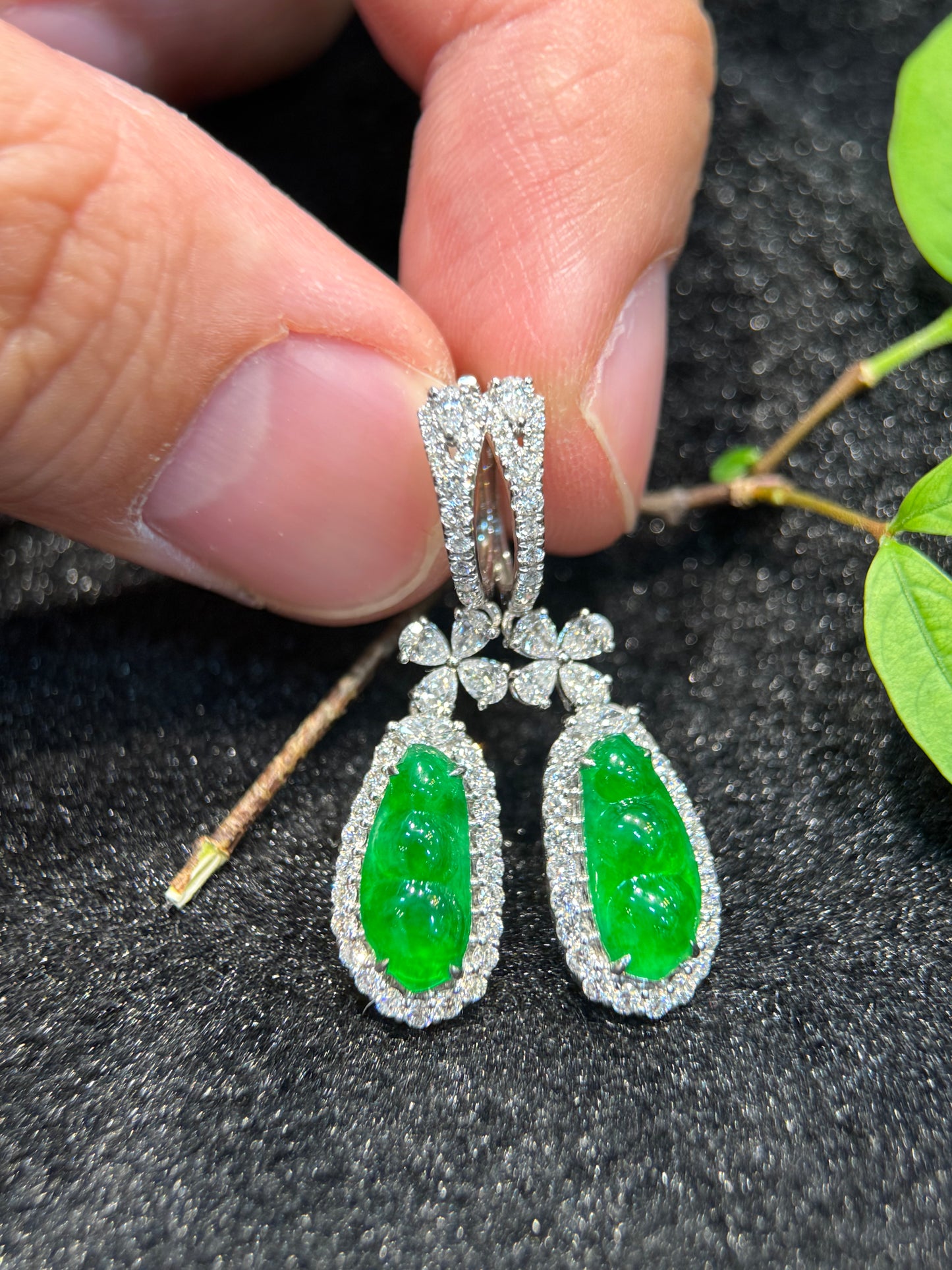 Vivid Green Pea Pod Earring (E345)