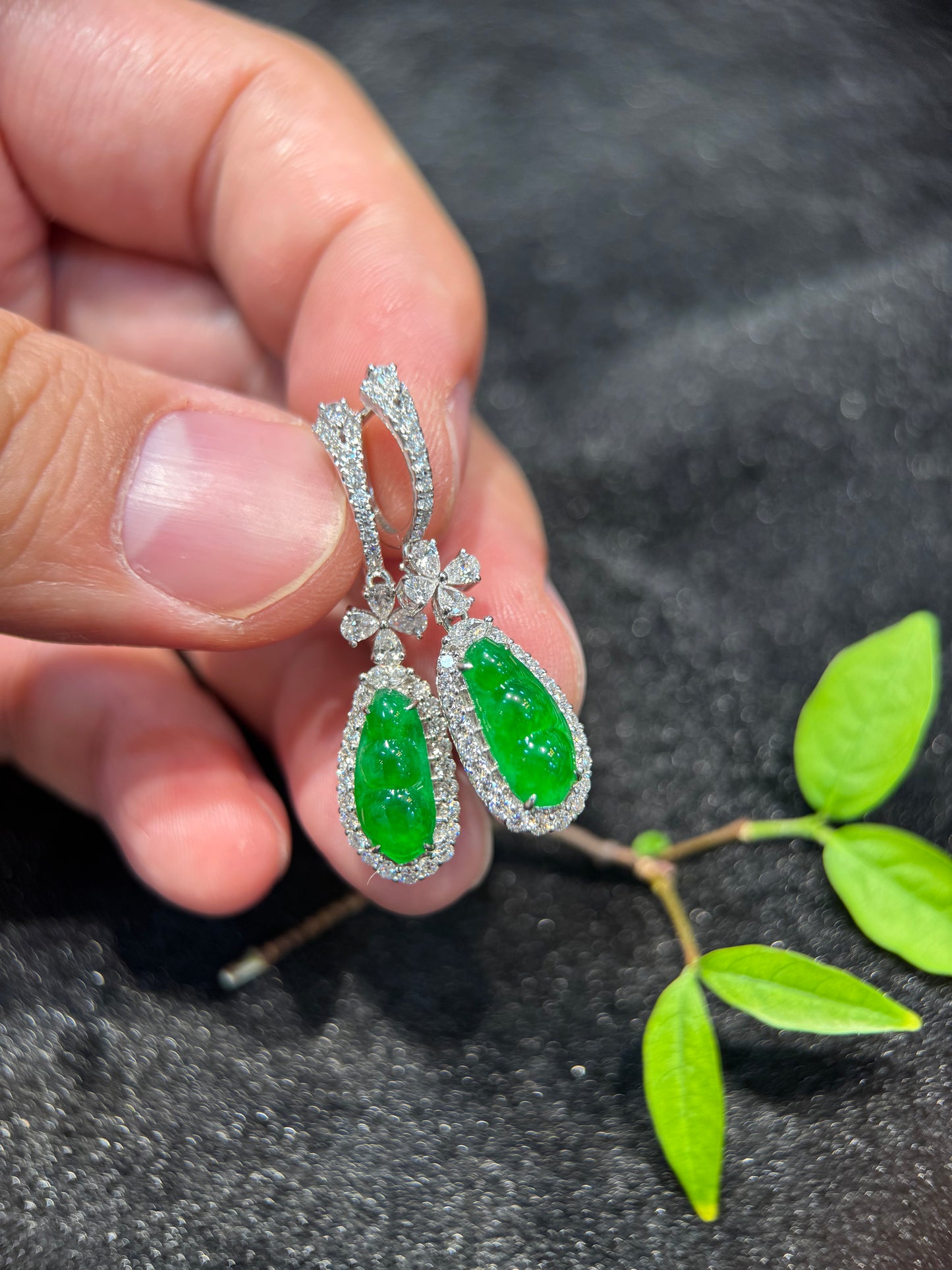 Vivid Green Pea Pod Earring (E345)
