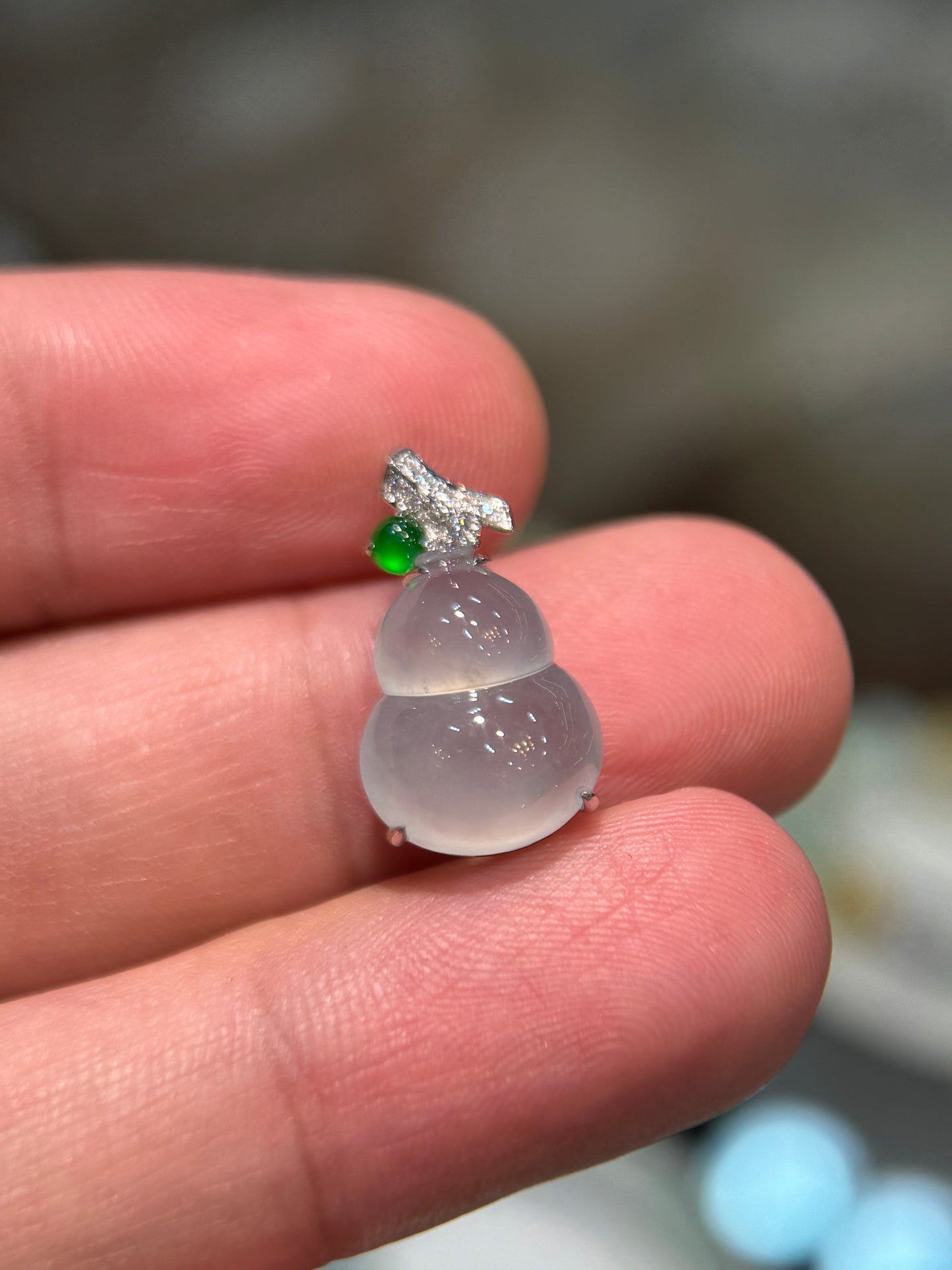 Icy Gourd (Hu Lu) Pendant (P163)