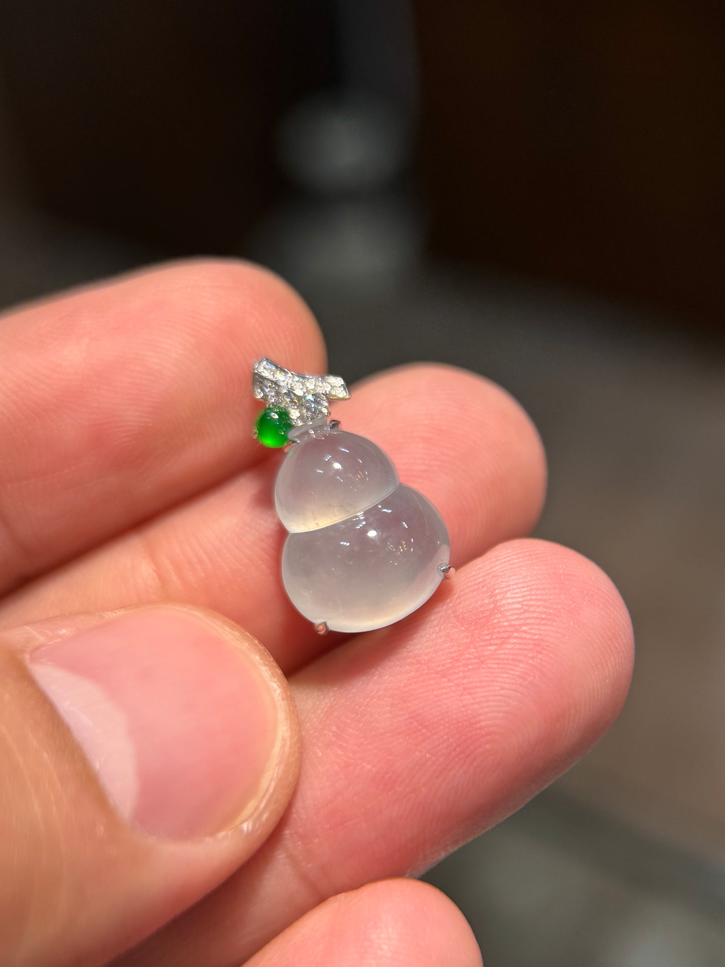 Icy Gourd (Hu Lu) Pendant (P163)