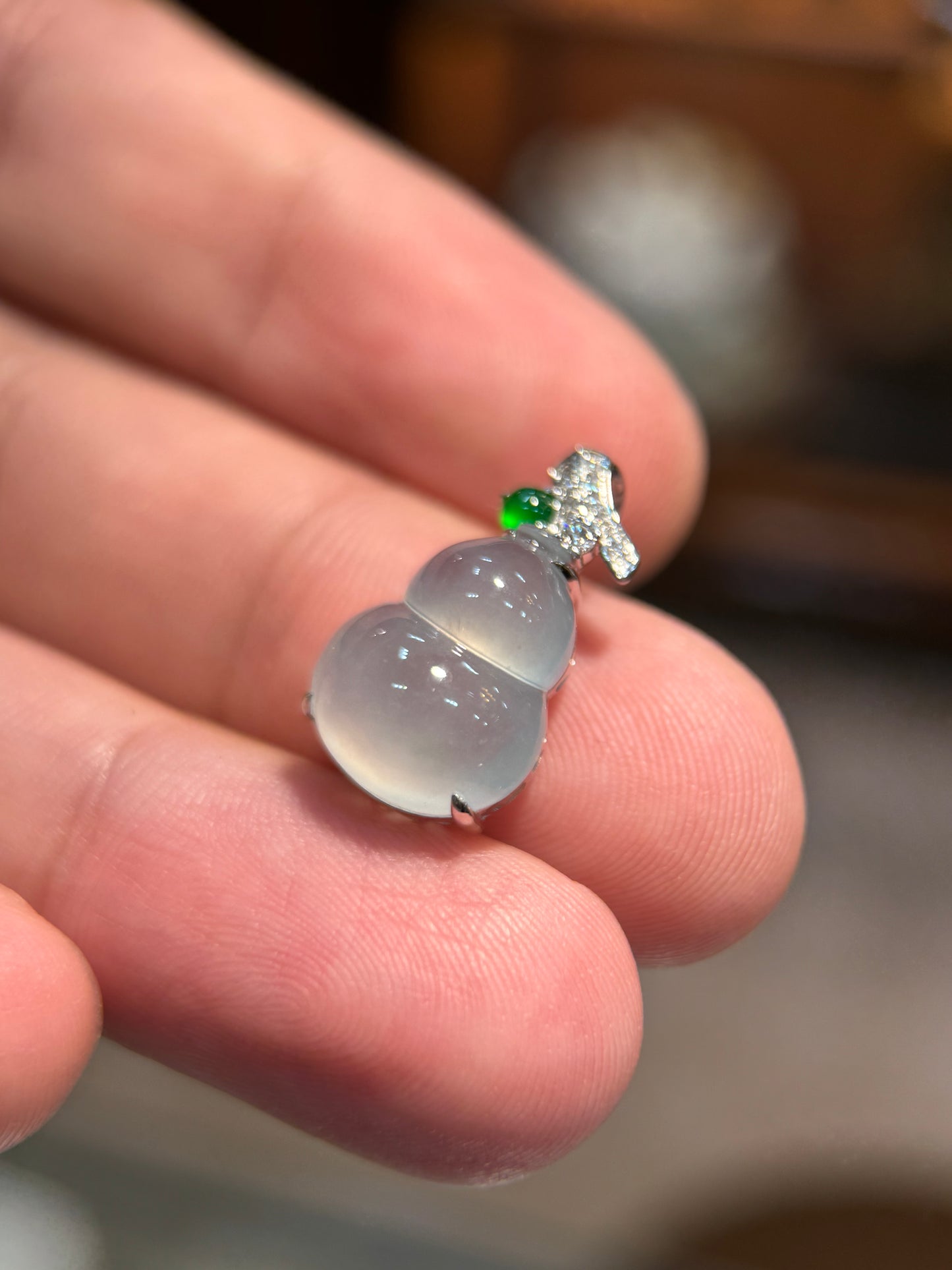 Icy Gourd (Hu Lu) Pendant (P163)