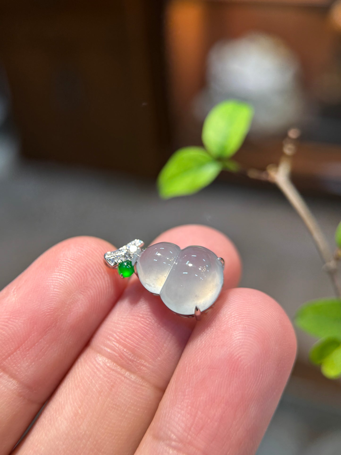 Icy Gourd (Hu Lu) Pendant (P163)