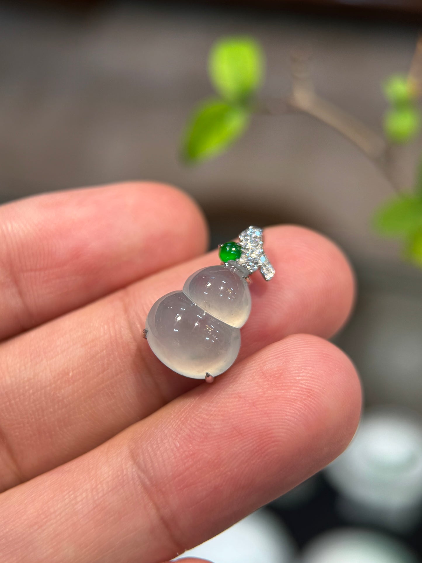 Icy Gourd (Hu Lu) Pendant (P163)