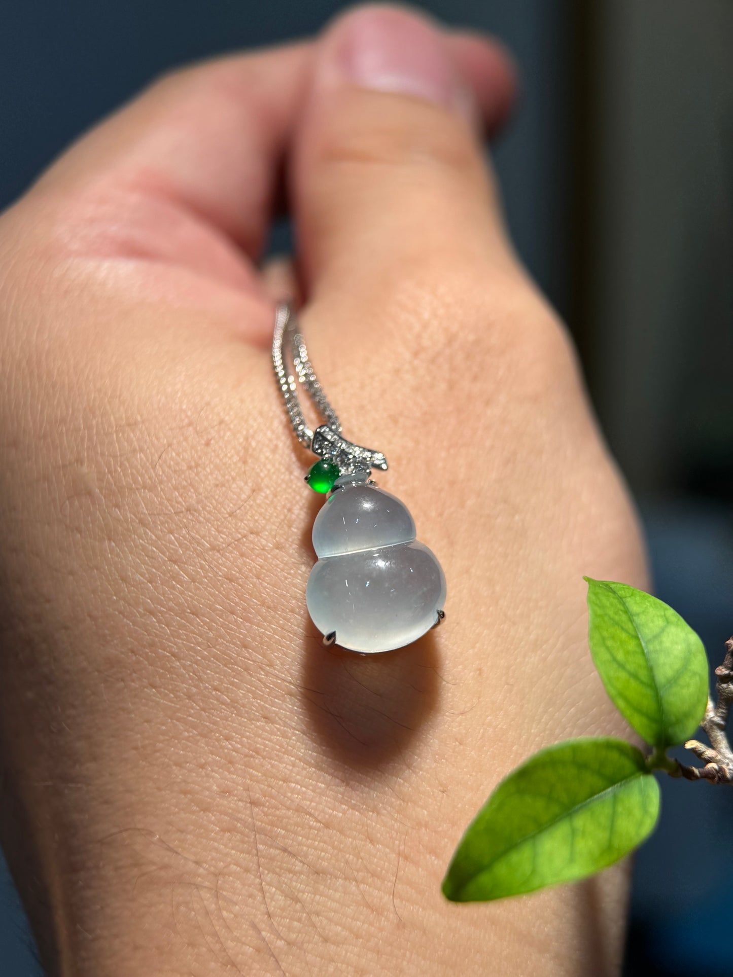 Icy Gourd (Hu Lu) Pendant (P163)