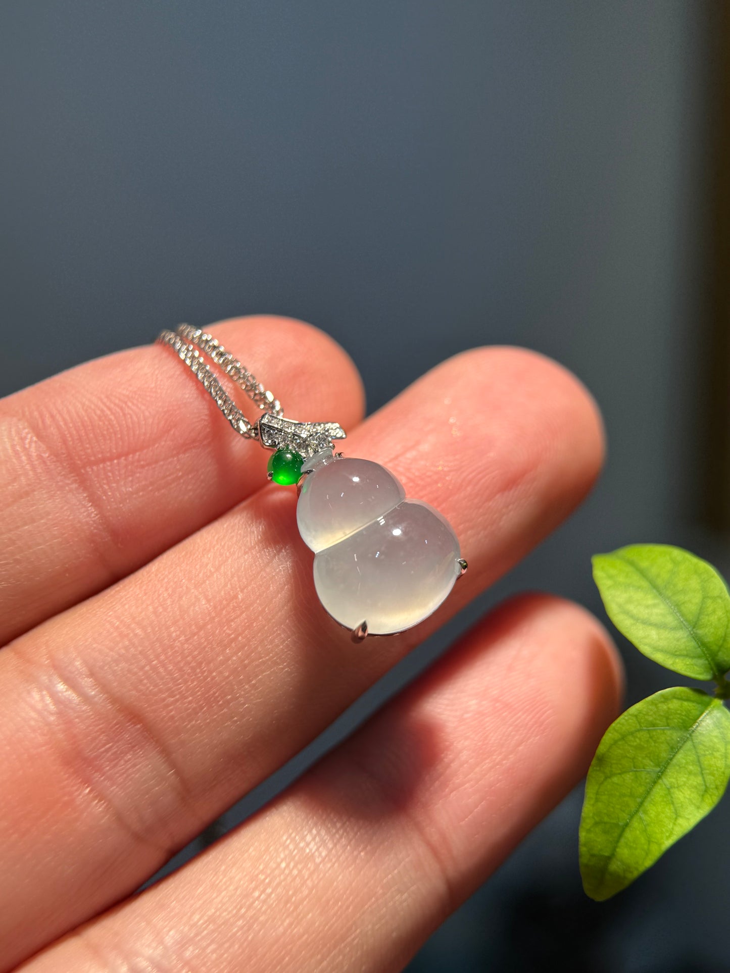 Icy Gourd (Hu Lu) Pendant (P163)