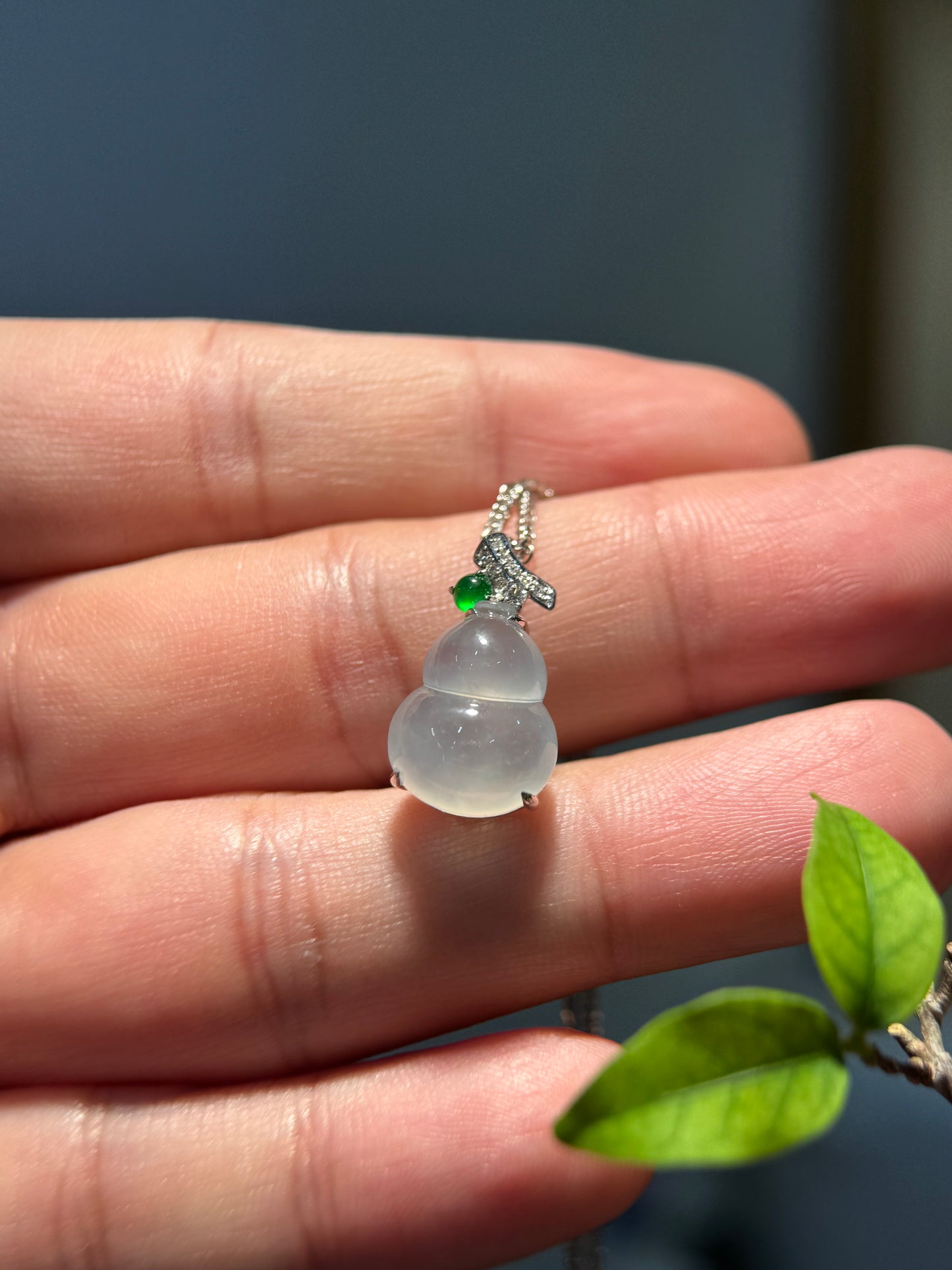 Icy Gourd (Hu Lu) Pendant (P163)