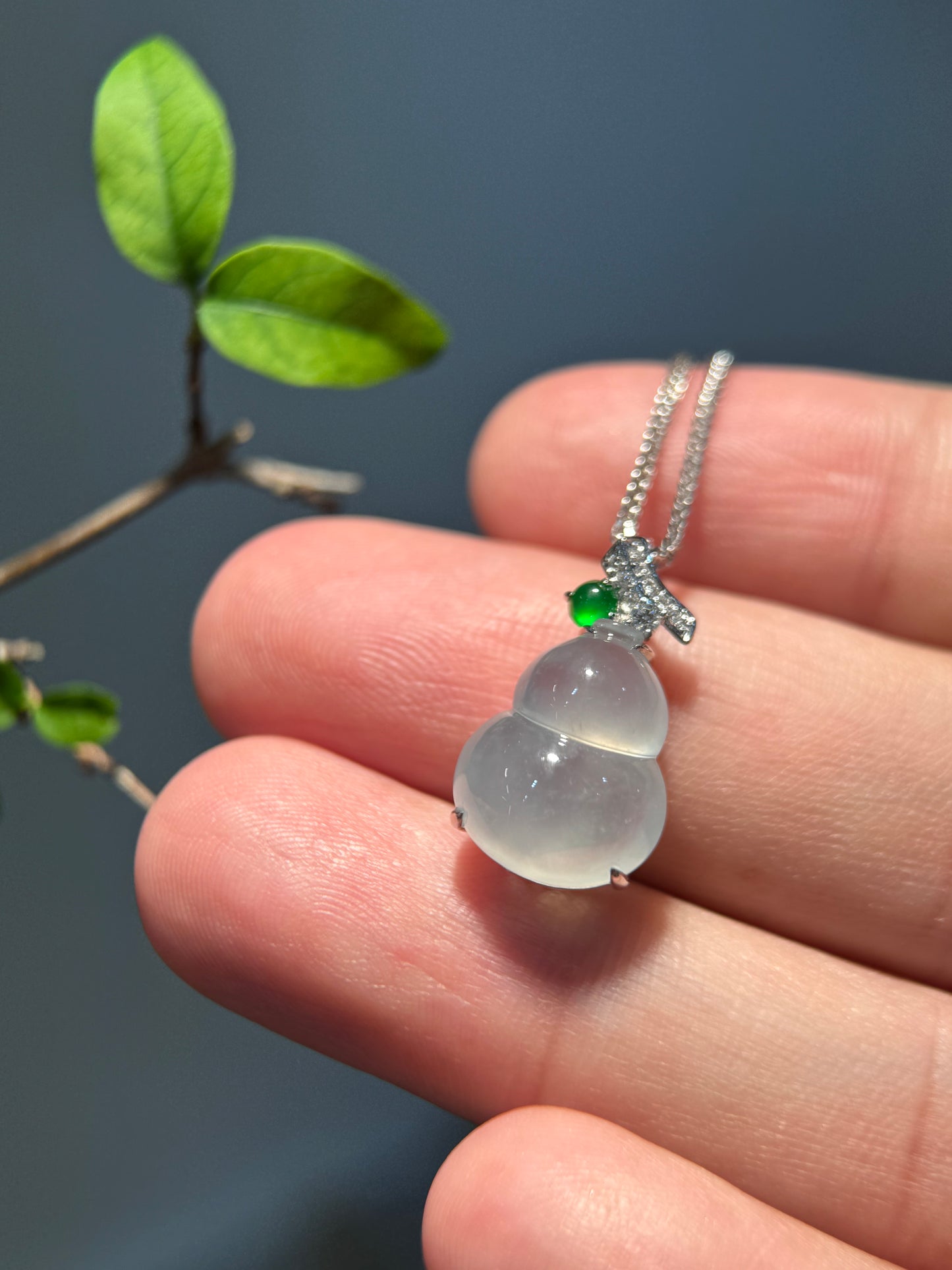Icy Gourd (Hu Lu) Pendant (P163)